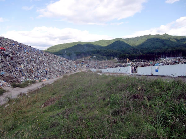 鯨と海の科学館前（山田町船越瓦礫集積所）