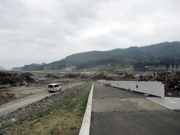 鯨と海の科学館前（山田町瓦礫集積所）