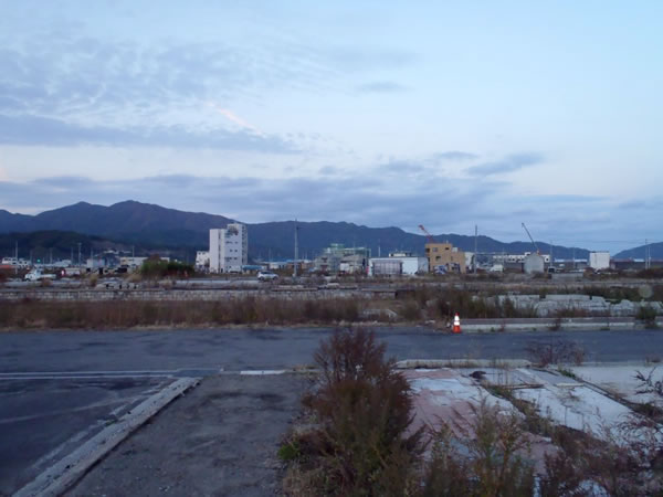 陸中山田駅裏側より