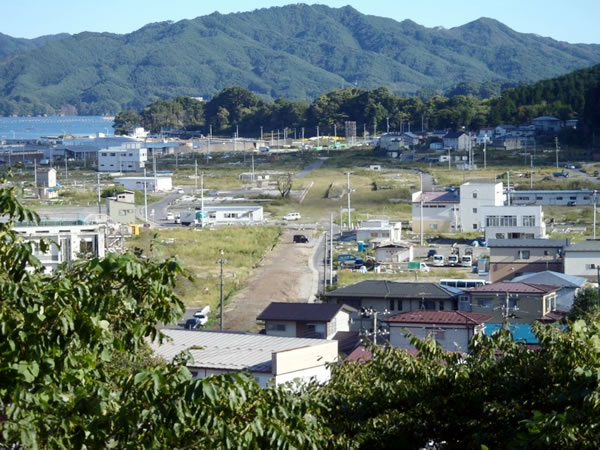 旧山田病院裏山付近より　写真中央JR山田線と陸中山田駅跡（10月撮影）