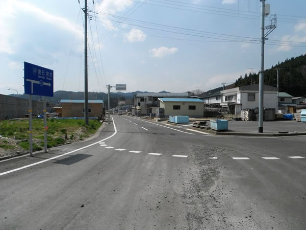 大沢　堤防前の道路