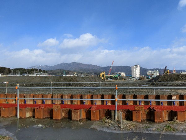 陸中山田駅裏側より